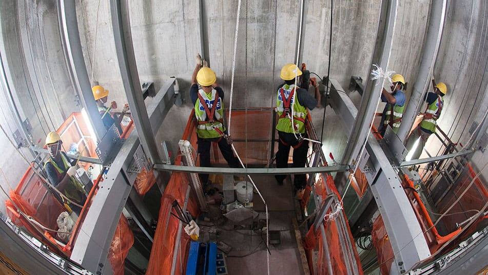 Inovacije poput KONE JumpLift građevinskog lifta ubrzavaju protok ljudi i materijala na gradilištu.